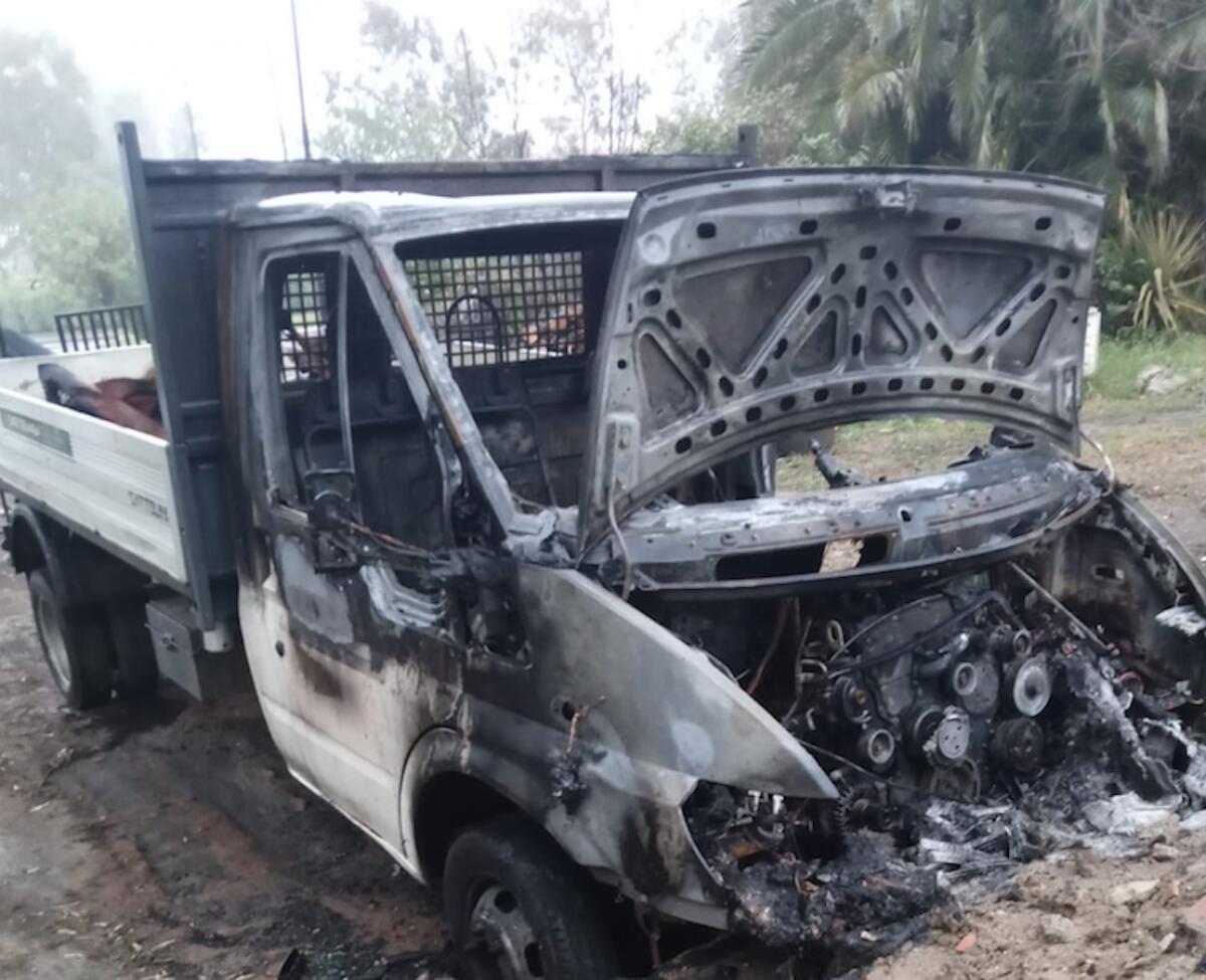 Cassano All'Ionio - Incendiati i mezzi di un giovane imprenditore. Il Sindaco: «Basta alla cultura mafiosa» - 