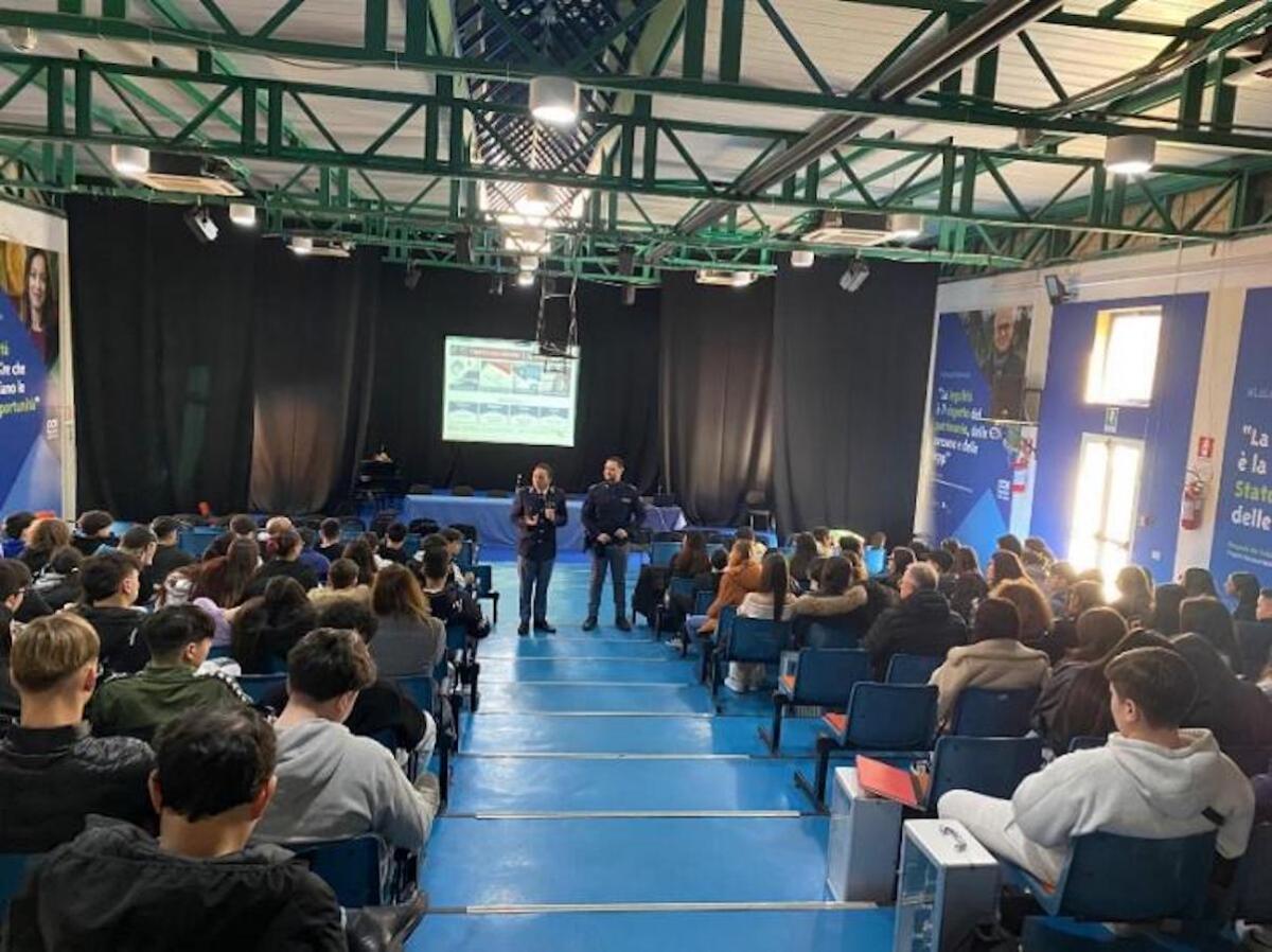 Crotone - La Polizia di Stato entra nelle scuole, incontro con gli studenti del Pertini-Santoni - 