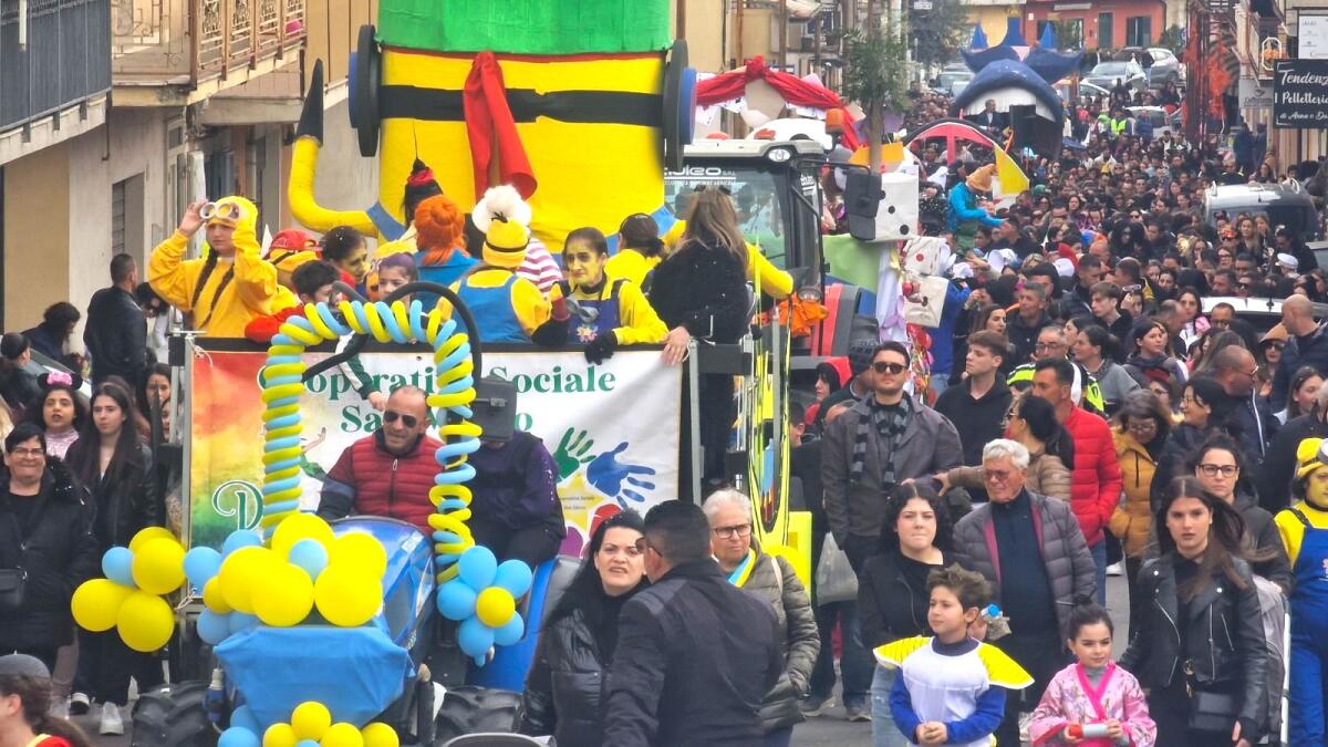 Carnevale 2025 - Per le strade di Isola un tripudio di emozioni e colori (Foto Gallery) - 