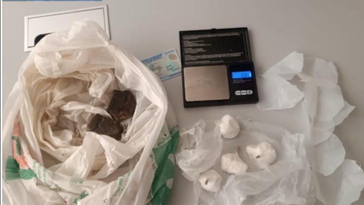 Crotone - Nascondeva eroina e cocaina nel giardino di casa, arrestato spacciatore nel centro storico - 