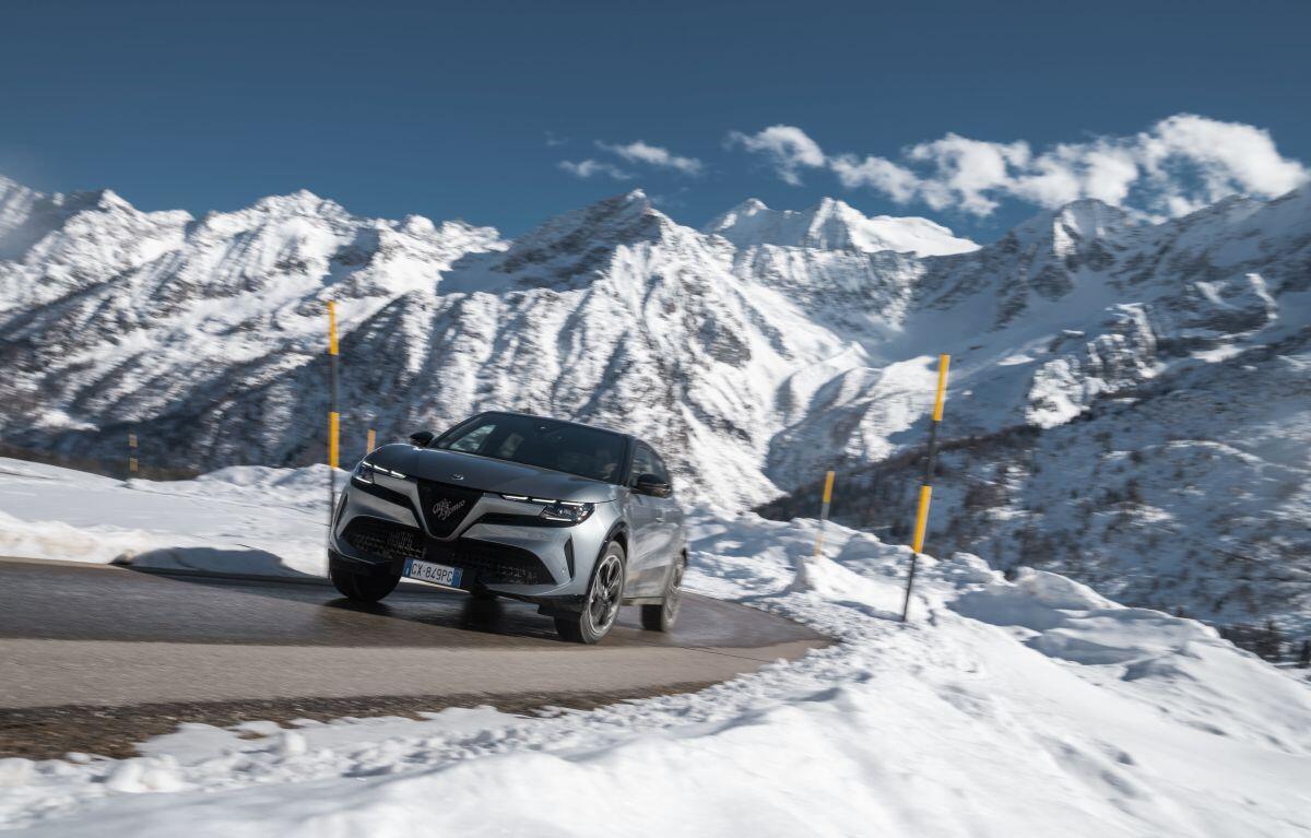 Alfa Romeo, arriva Junior Ibrida Q4. Nata per le strade difficili - 