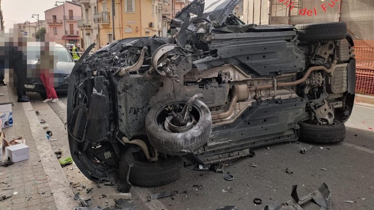 Calabria - Suv  si scontra contro un muro e si ribalta, a bordo la conducente con due bambine: grave la mamma - 