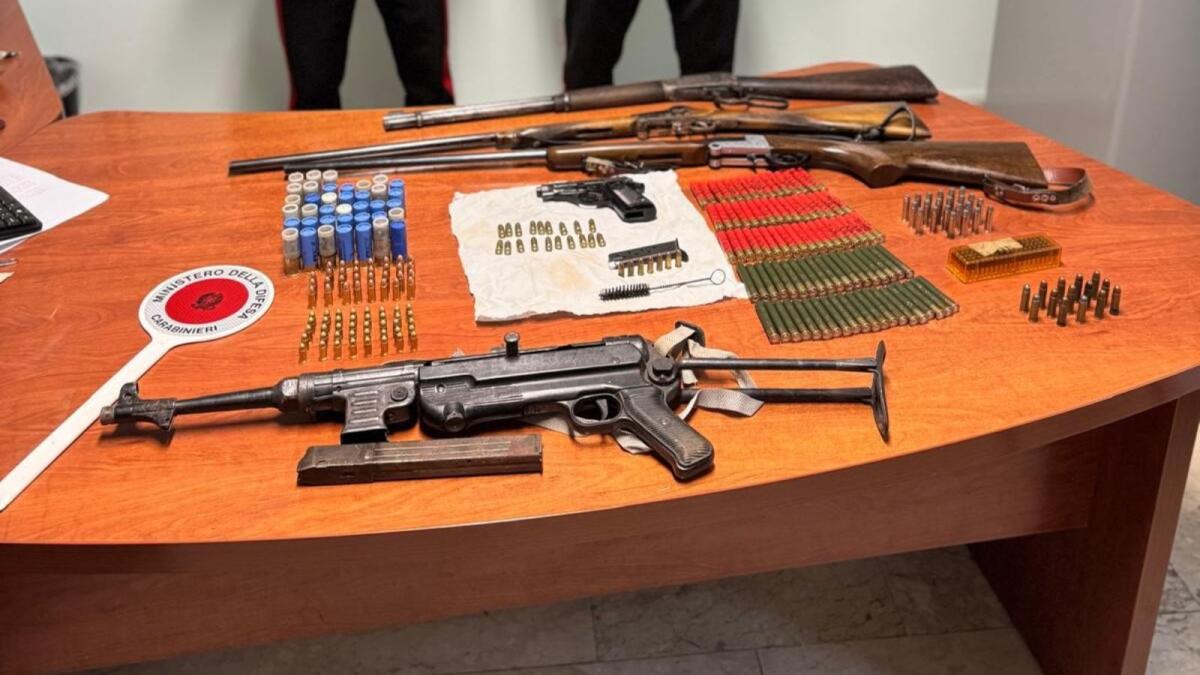 Isola C.R. - Due arresti per detenzione di armi da guerra: pistole, fucili, proiettili e detonatori - 