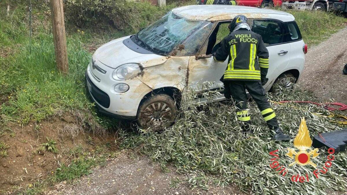 Cosenza - Incidente stradale in località Capraro, un ferito rimasto bloccato nell'abitacolo - 