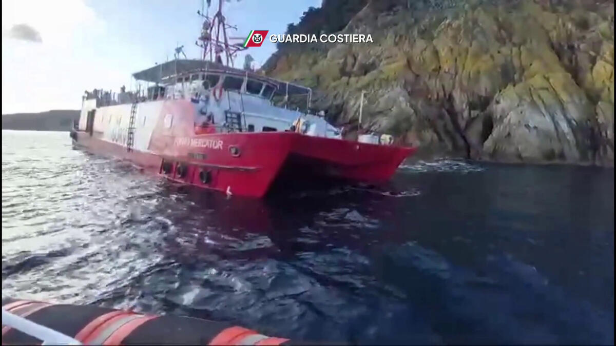 Nave oceaonografica si incaglia all'Isola Elba, salvate 11 persone - 