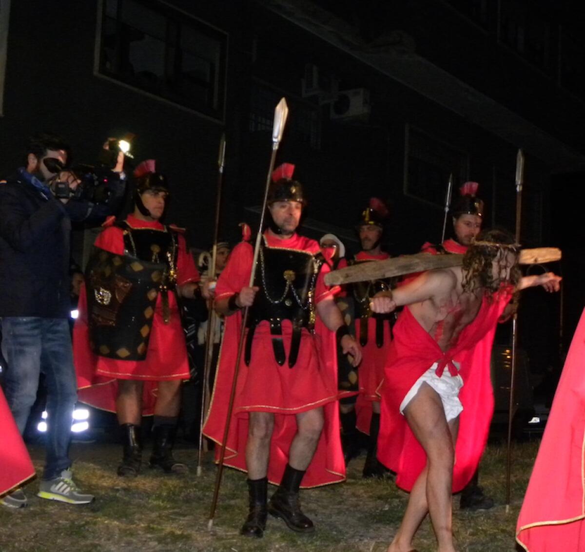 A Strongoli si prepara la Passione vivente, al castello e nei vicoli si rivivrà il sacrificio di Gesù - 