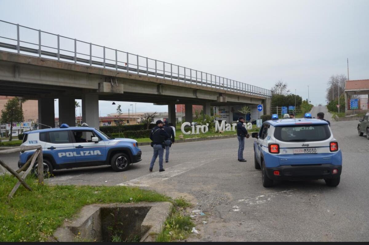 La Polizia intensifica i controlli a Cirò Marina contro lo spaccio di stupefacenti - 