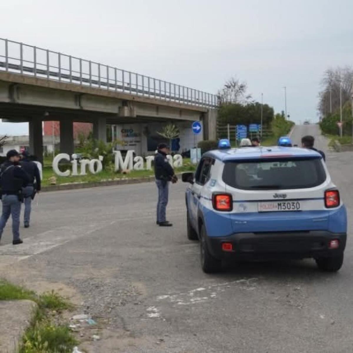 Ciró Marina - Imponente attività di controllo della Polizia - 
