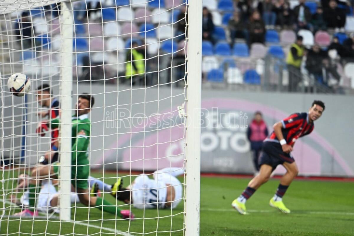 #CrotoneGiugliano 3-2 - Con il coltello tra i denti i rossoblù si prendono la vittoria - 