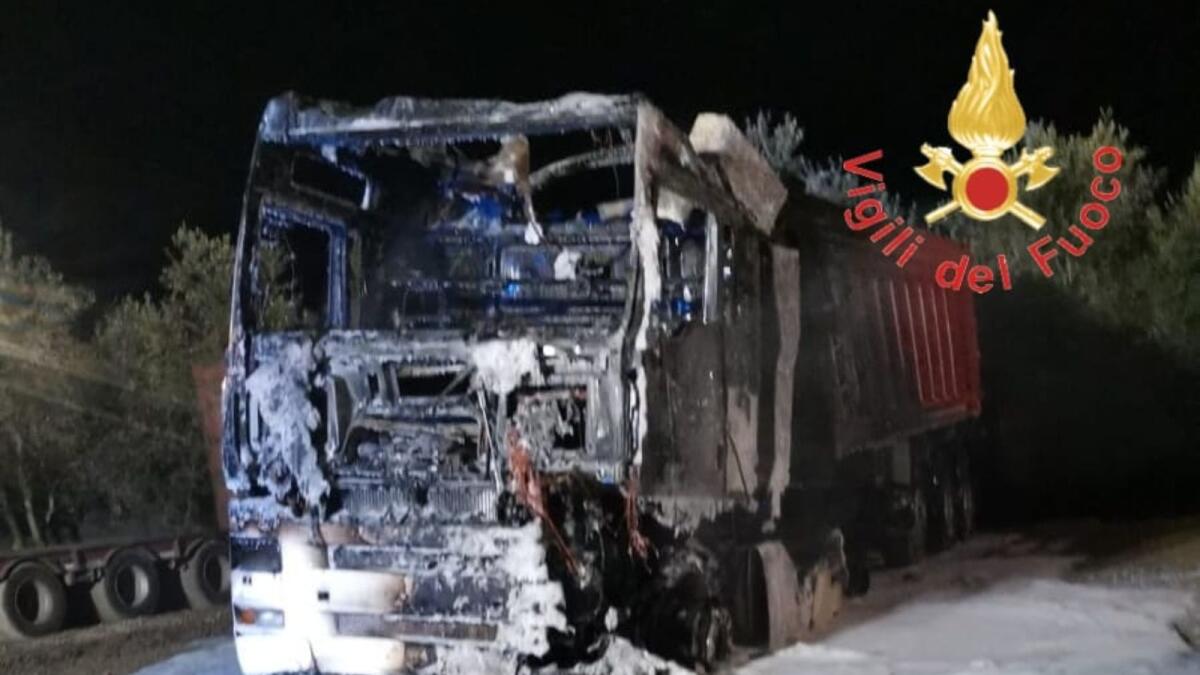 Calabria - Nella notte camion dei rifiuti dato alle fiamme - 