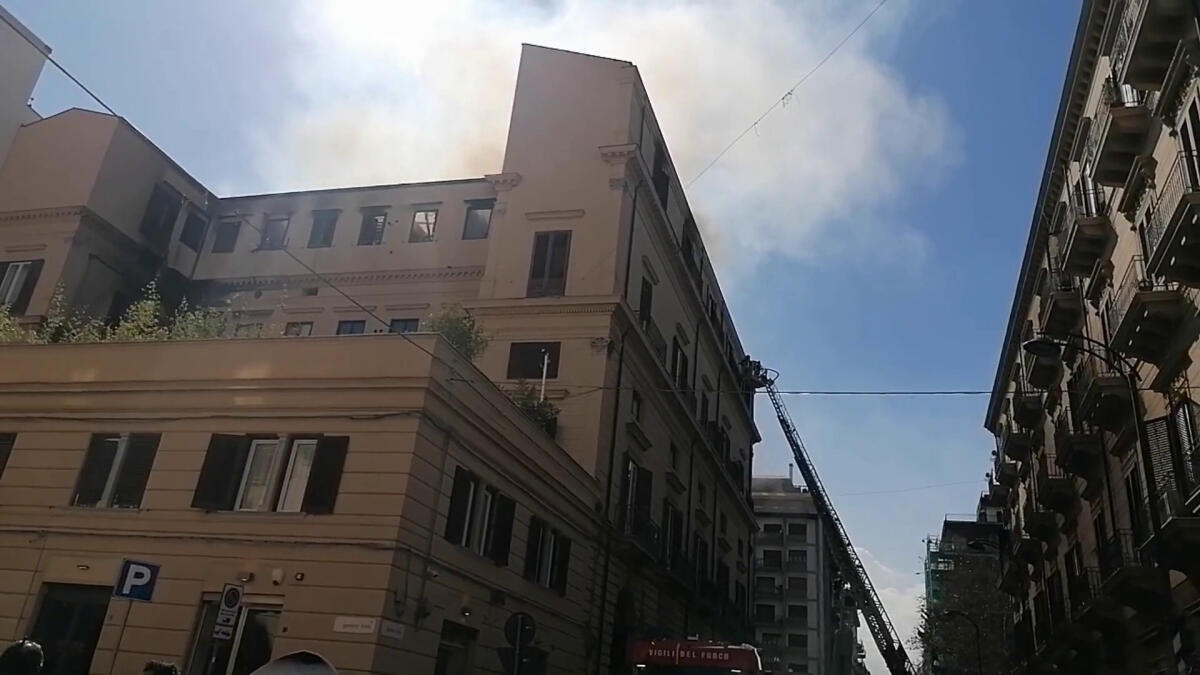 Incendio a Palermo, crolla buona parte del tetto dell'appartamento - 