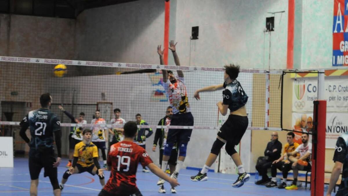 Pallavolo - I Tritoni della Video Calabria Crotone infiammano il Palakro con una schiacciante Vittoria - 