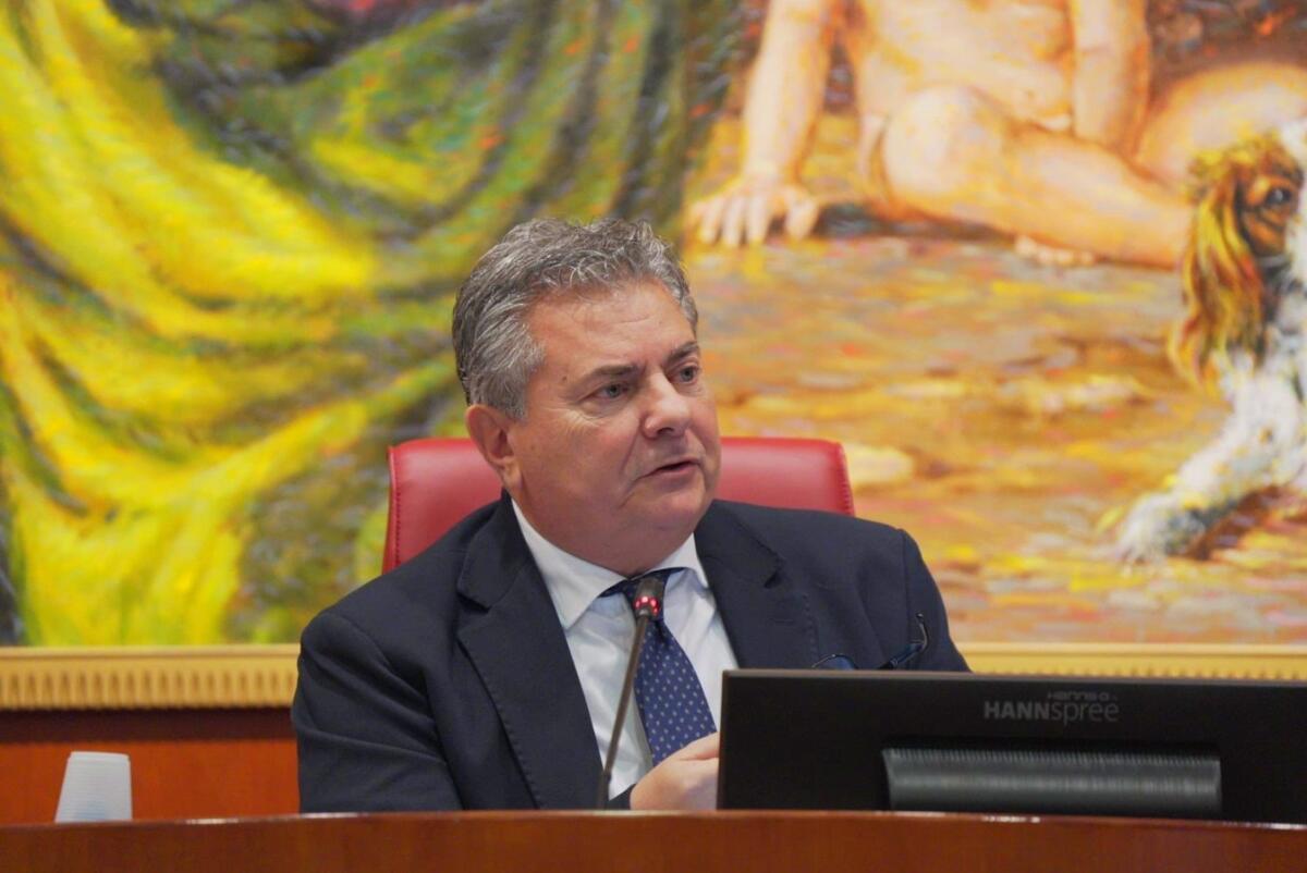 Calabria - Il Presidente Mancuso lancia la riforma del Consiglio regionale: “Stop assessori-consiglieri e taglio risorse ai gruppi” - Filippo Mancuso