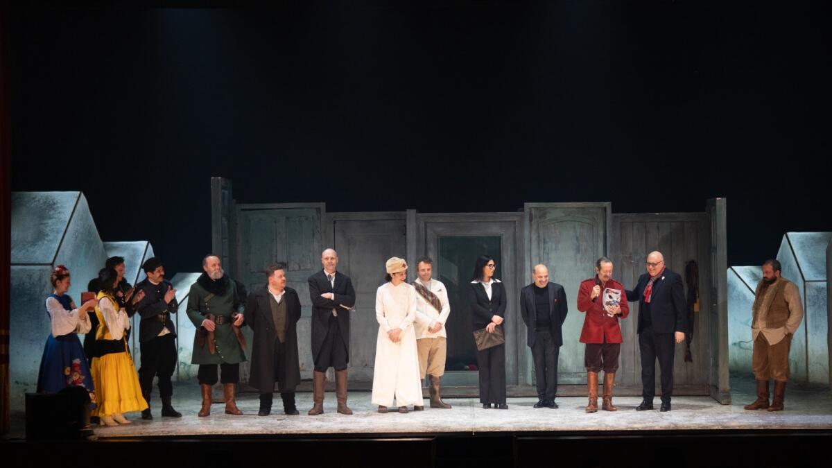 Lamezia Terme - Standing ovation per "L'ispettore generale con Rocco Papaleo e un cast di 13 attori - 