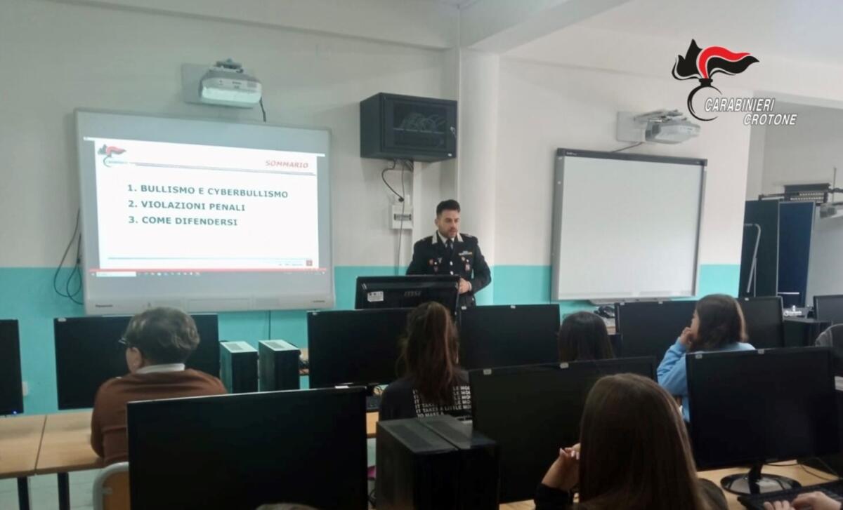 Ciró - Nelle scuole arrivano i Carabinieri per una lezione di legalità ed educazione civica - 