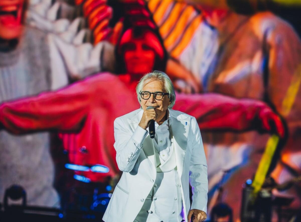 Nino D'Angelo celebra oltre 40 anni di carriera con un tour che fa tappa anche nel crotonese - 