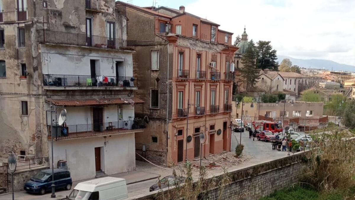 Cosenza - Il Sindaco Franz Caruso interviene sul crollo del cornicione in via Lungo Crati De Seta - 