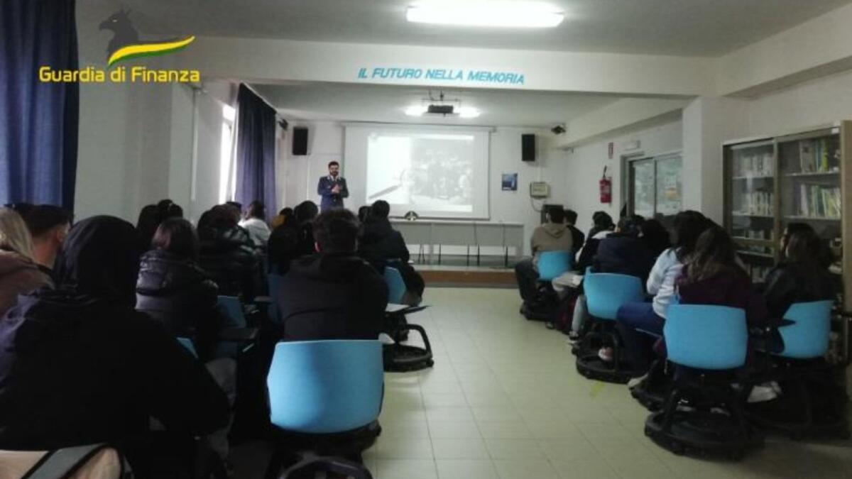 Guardia di Finanza nelle scuole per favorire la cultura dela legalità - 