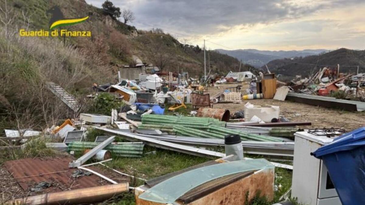 Cosenza - Scoperta discarica abusiva, denunciato il proprietario del terreno (Foto) -