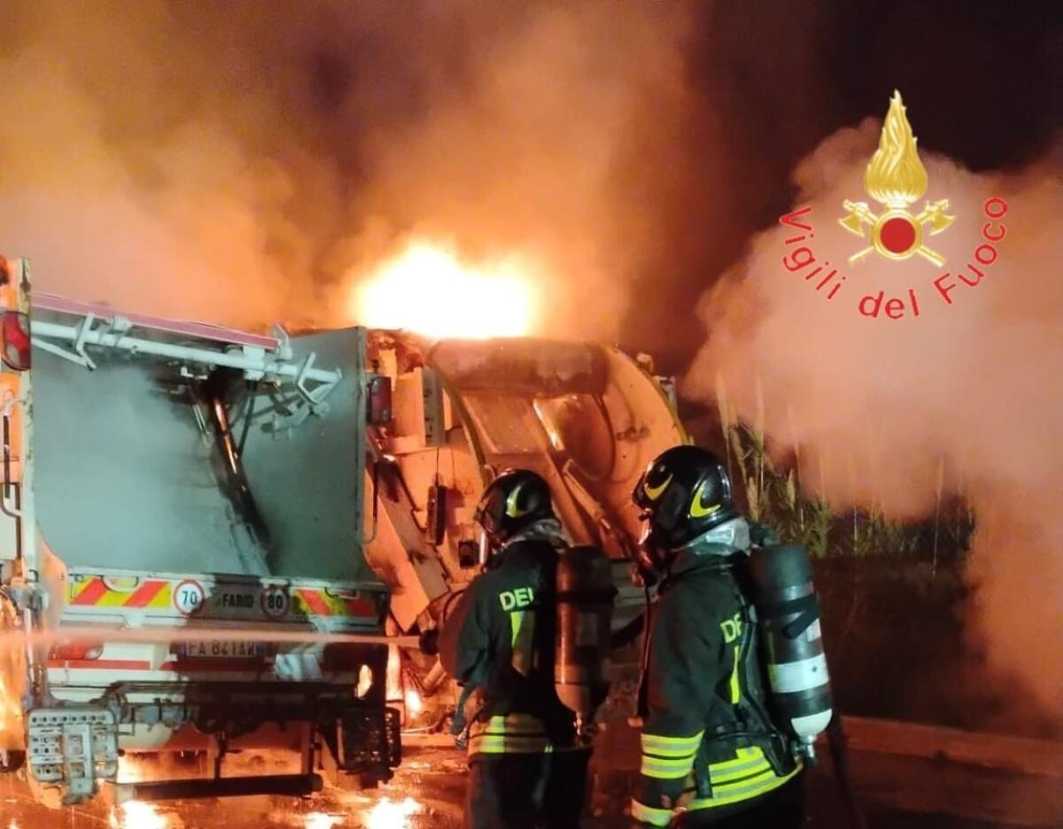 Calabria - Incendiati otto camion per la raccolta rifiuti e uno scuolabus in un parcheggio comunale - 