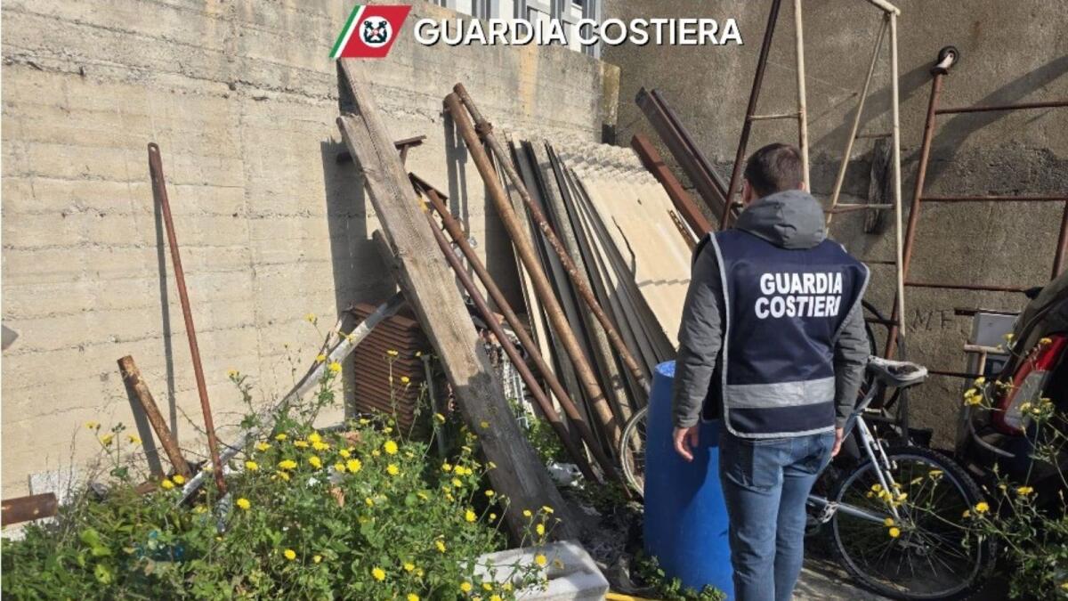 Crotone - Sequestrata autofficina realizzata su area demaniale - 
