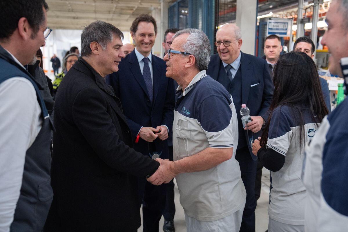Stellantis, il presidente Elkann e il Cardinale Repole visitano Mirafiori -