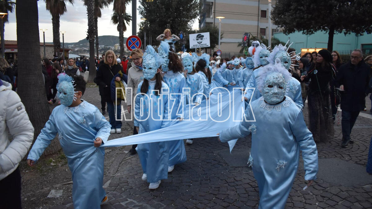 Crotone - La Carnival Parade colora il lungomare con Frozen (Foto Gallery) - 