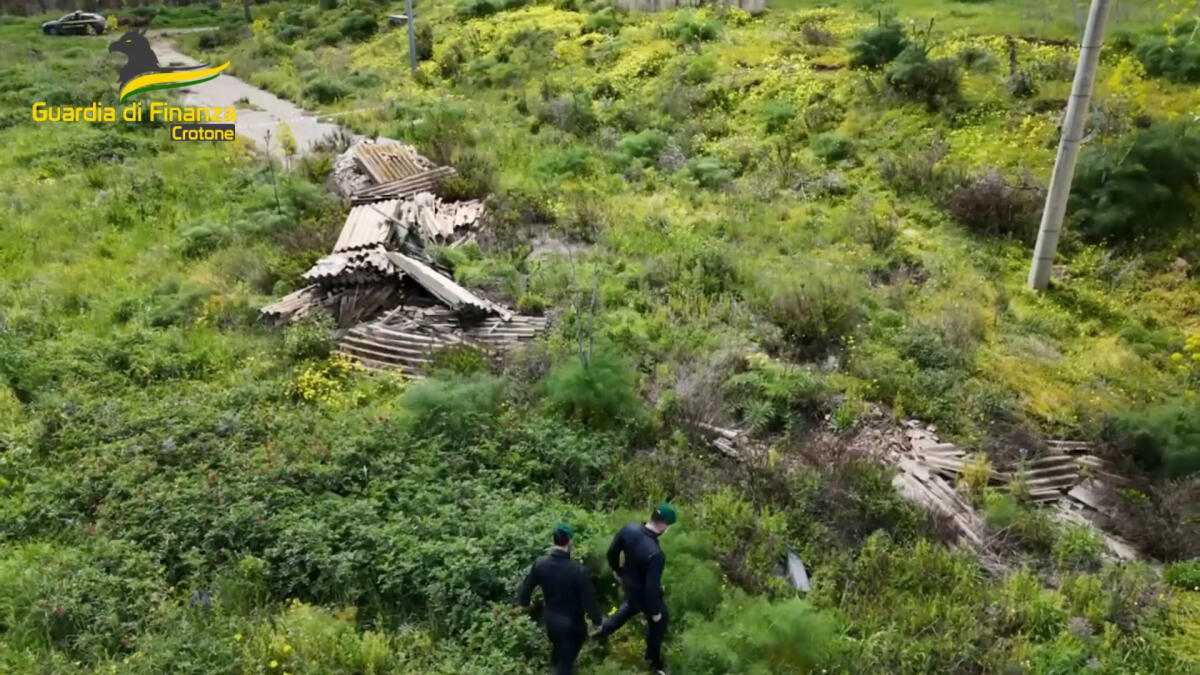 Sequestrata discarica abusiva a Crotone con 6 tonnellate di amianto -