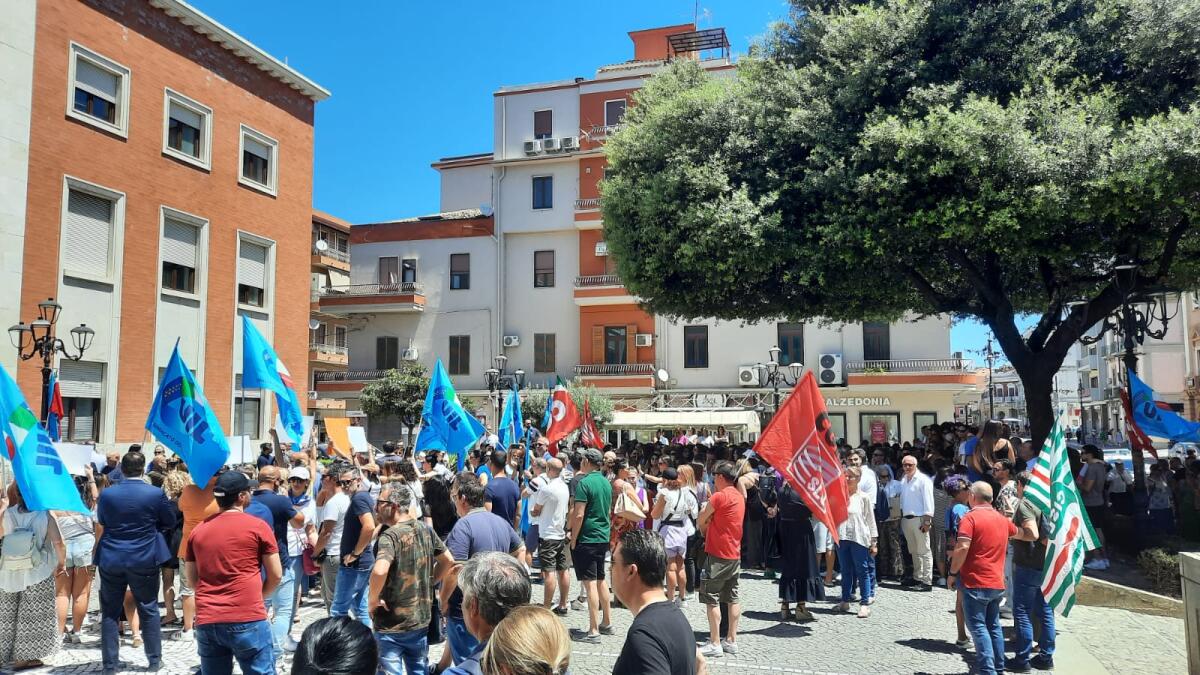 Crotone ritorna in Piazza per fermare l'ordinanza rifiuti - 