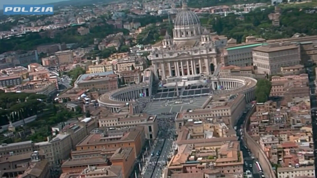 Papa, l'elicottero della Polizia sorvola piazza San Pietro -