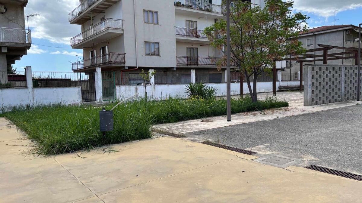 (Foto) Nei Quartieri di Crotone - Bisogna ridare vita alla piazzetta del quartiere Gabbelluccia - 