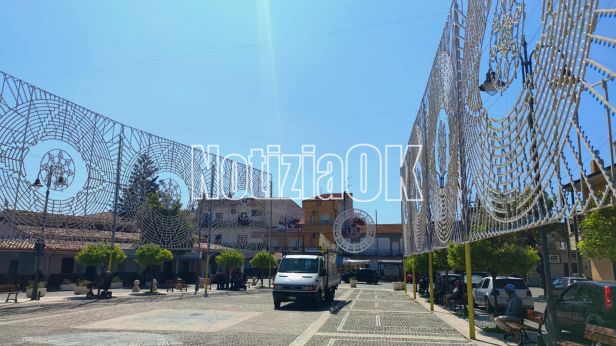 Isola di Capo Rizzuto, Piazza del Popolo si addobba a festa per la Madonna Greca - 