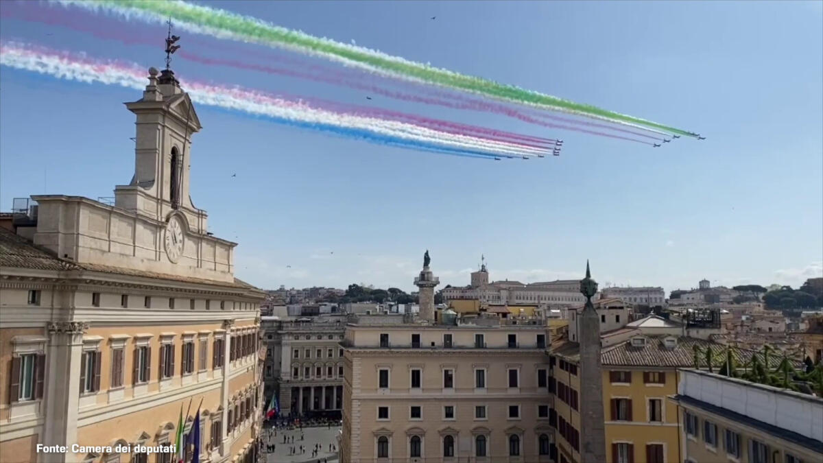 Reali Uk a Roma, Frecce Tricolori e Red Arrows sorvolano la Camera -