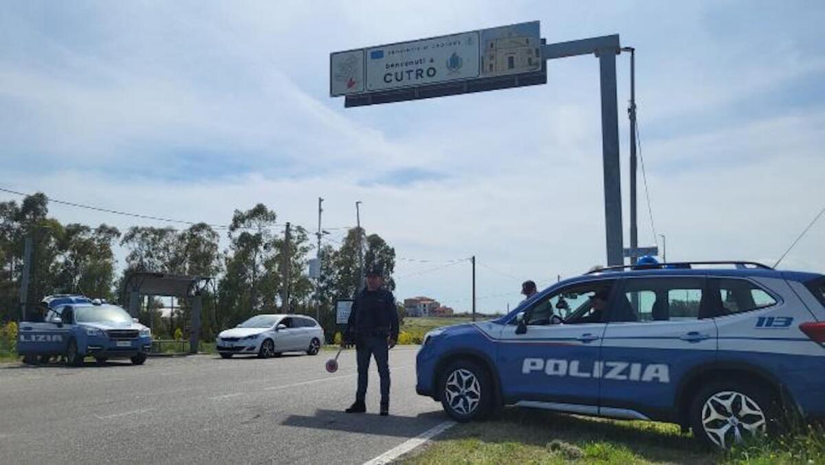 Imponente attività della Polizia a Cutro - 