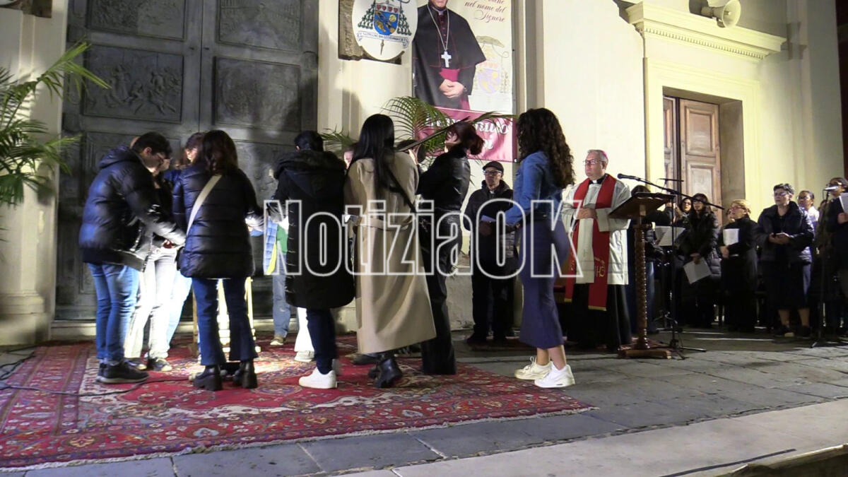 (VIDEO) "Dalla croce nasce la speranza del mondo": la Via Crucis ha riempito piazza Duomo di volti e storie di riscatto - 
