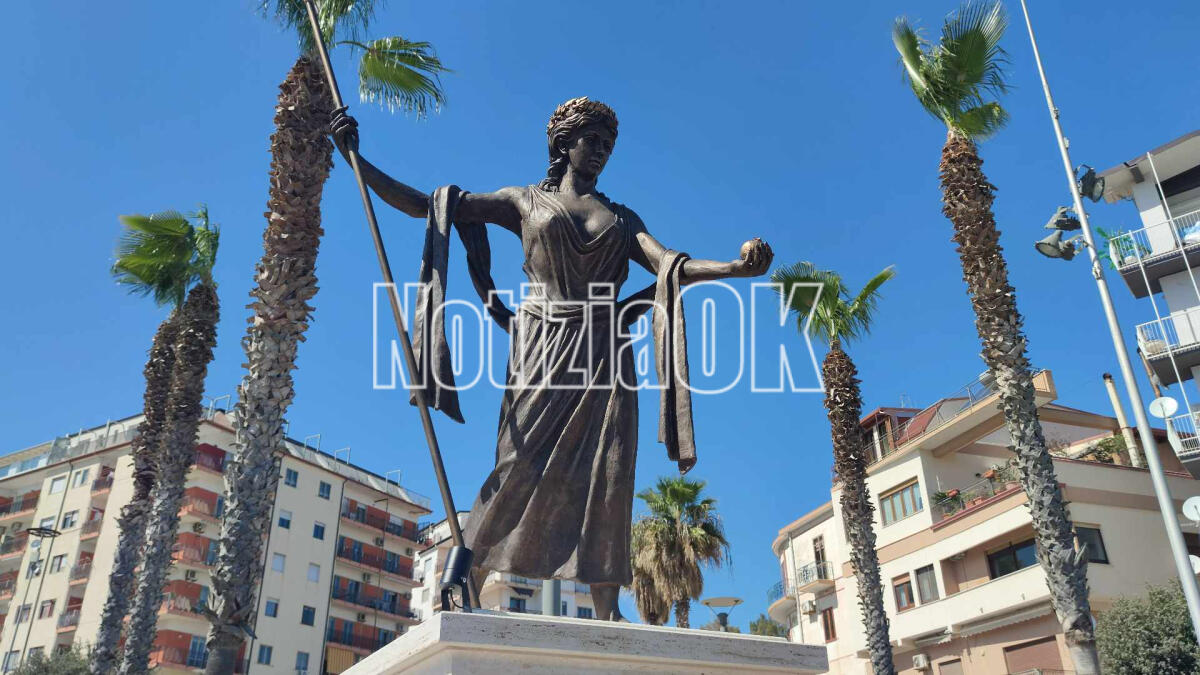 (Foto) Crotone, la statua di Hera Lacinia attrattiva del lungomare cittadino - 