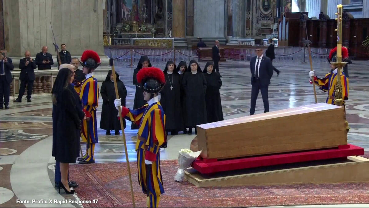 Trump rende omaggio alla salma del Papa -