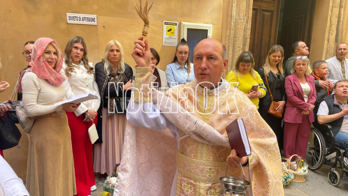 (VIDEO) «Christòs voskrés»: la preghiera pasquale ucraina nel cuore di Crotone: «Sia pace» - 