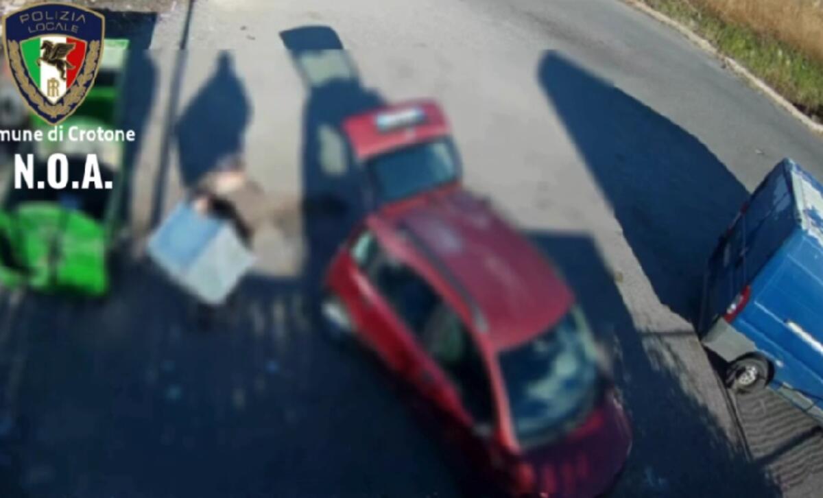 Crotone, abbandono di ingombranti in città: il NOA individua l'autore attraverso le fototrappole e lo sanziona - 