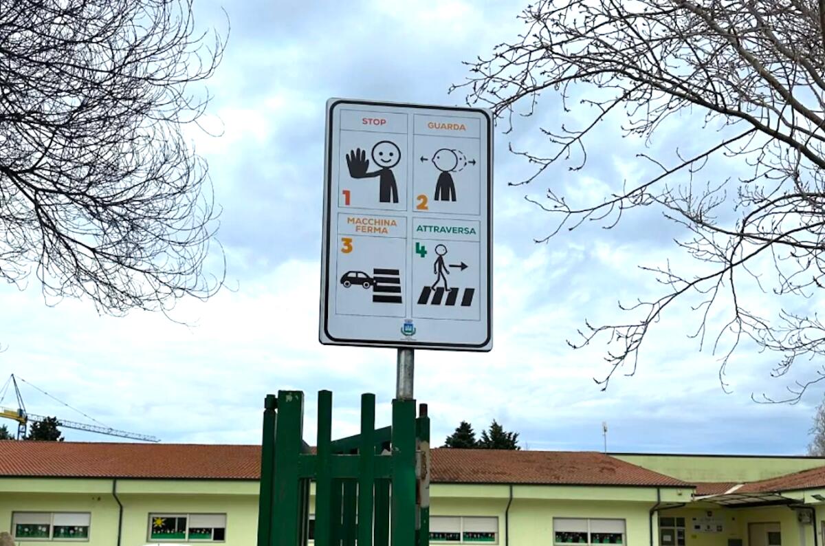 Isola di Capo Rizzuto, la sicurezza non è mai troppa: installata la segnaletica nei pressi delle scuole - 