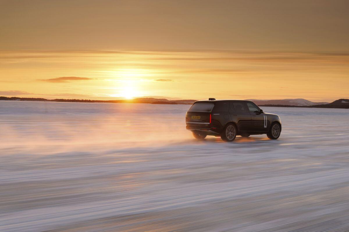 I prototipi elettrici Range Rover superano i test invernali -
