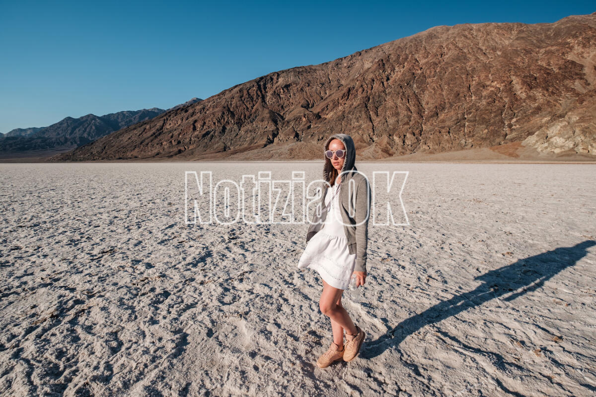 Cellulite: quali sono le zone del corpo più esposte alla sua comparsa - Tourist in Badwater Basin at hot summer day, Death Valley National Park, California, USA.
