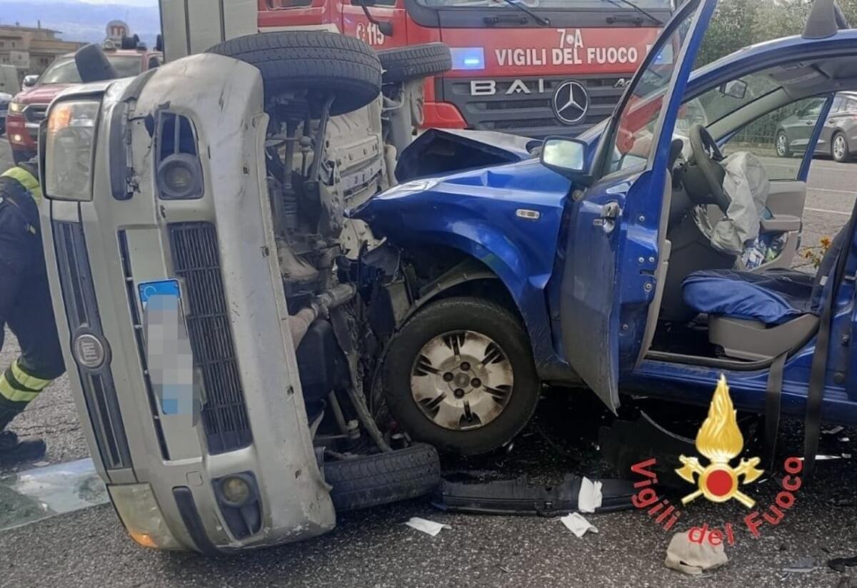 Incidente stradale con due vetture coinvolte: un veicolo si ribalta, soccorse tre persone - 