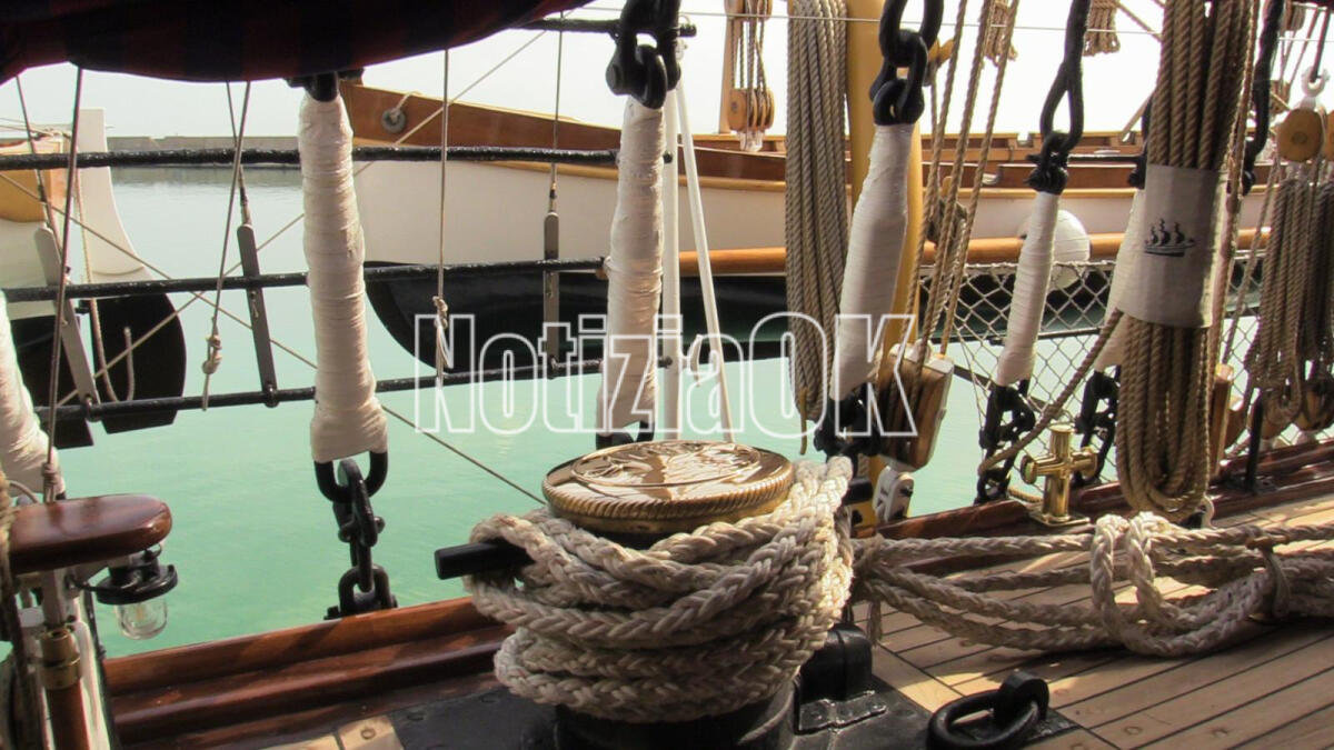 Crotone, la Polizia di Stato fa visita alla nave Amerigo Vespucci - 