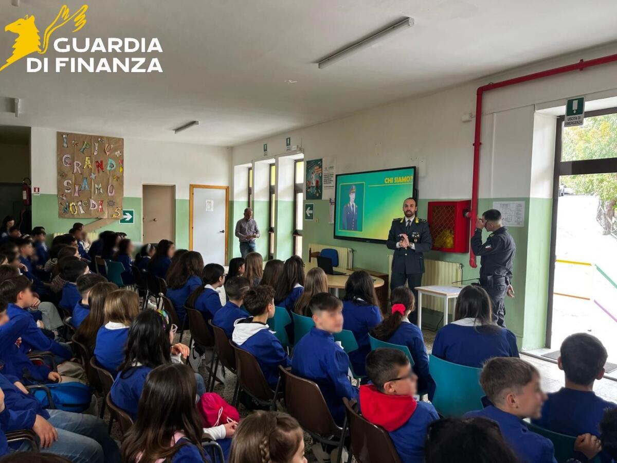 A lezione di legalità: la Guardia di Finanza incontra gli studenti di Petilia Policastro - 