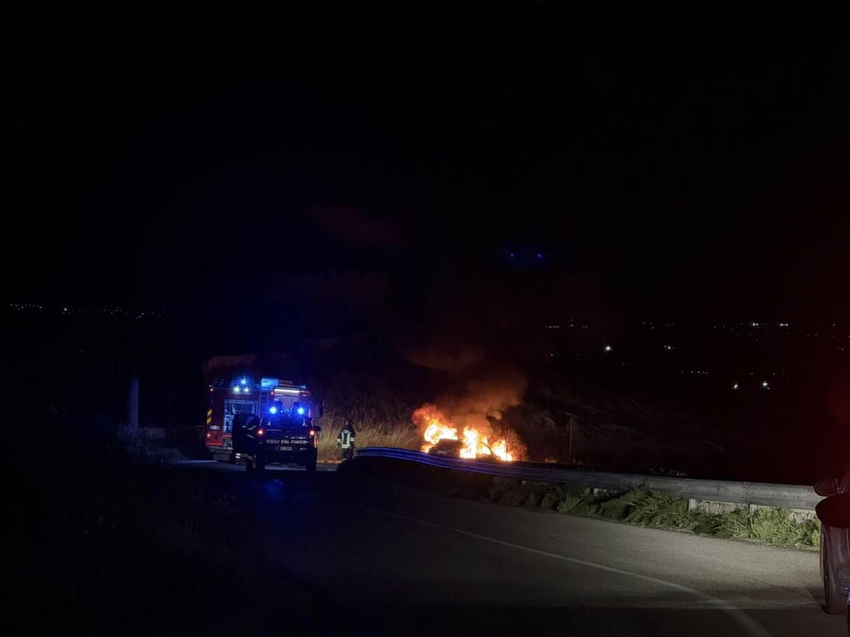 Cassano all'Ionio - Auto in fiamme sulla Strada Provinciale: intervento dei Vigili del Fuoco - 