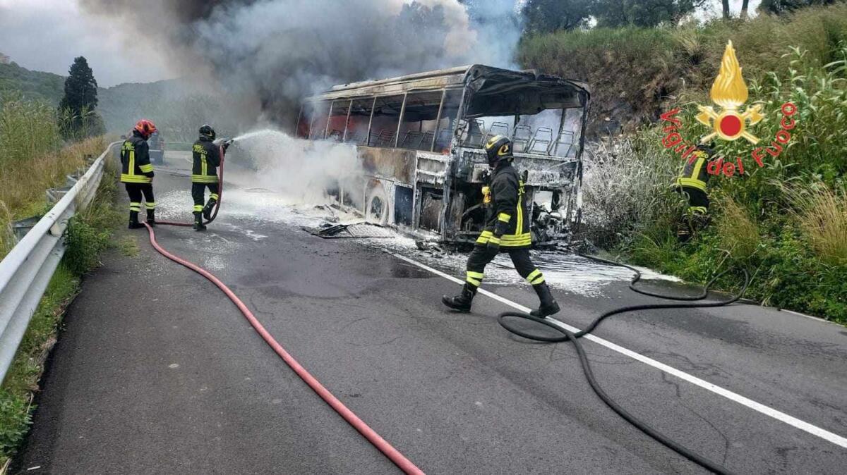 Autobus in fiamme sulla Sp162, intervento dei Vigili del Fuoco: salvo il conducente - 