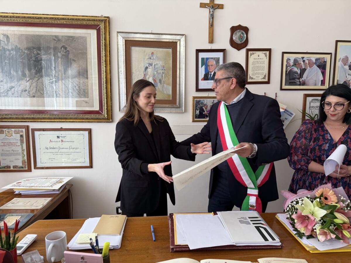 Cassano - Consegnata alla Maestra Greta Martucci la civica benemerenza conferitale dall’amministrazione comunale - 