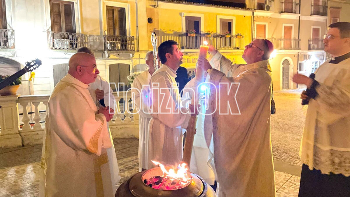 (FOTO) Pasqua - La luce nuova squarcia il silenzio della notte: «Ha vinto le tenebre del mondo» - 