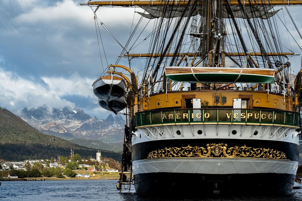 L'Amerigo Vespucci a Crotone il 23 aprile: bandiera a mezz’asta in segno di lutto - 